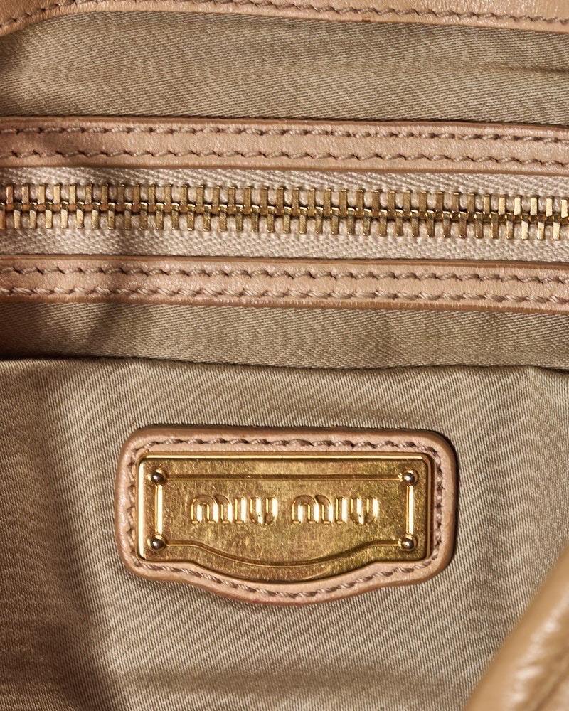 Miu Miu Coffer Large Groffata Beige Borsa a spalla For Sale 12