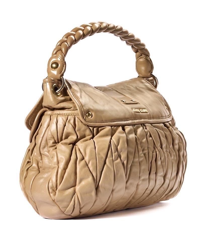 Miu Miu Coffer Large Groffata Beige Borsa a spalla In Excellent Condition For Sale In Torre Del Greco, IT