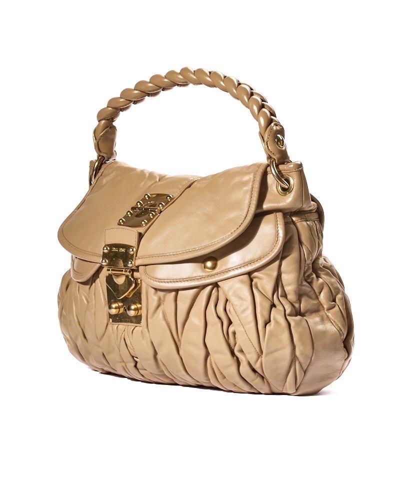 Miu Miu Coffer Large Groffata Beige Borsa a spalla For Sale 2