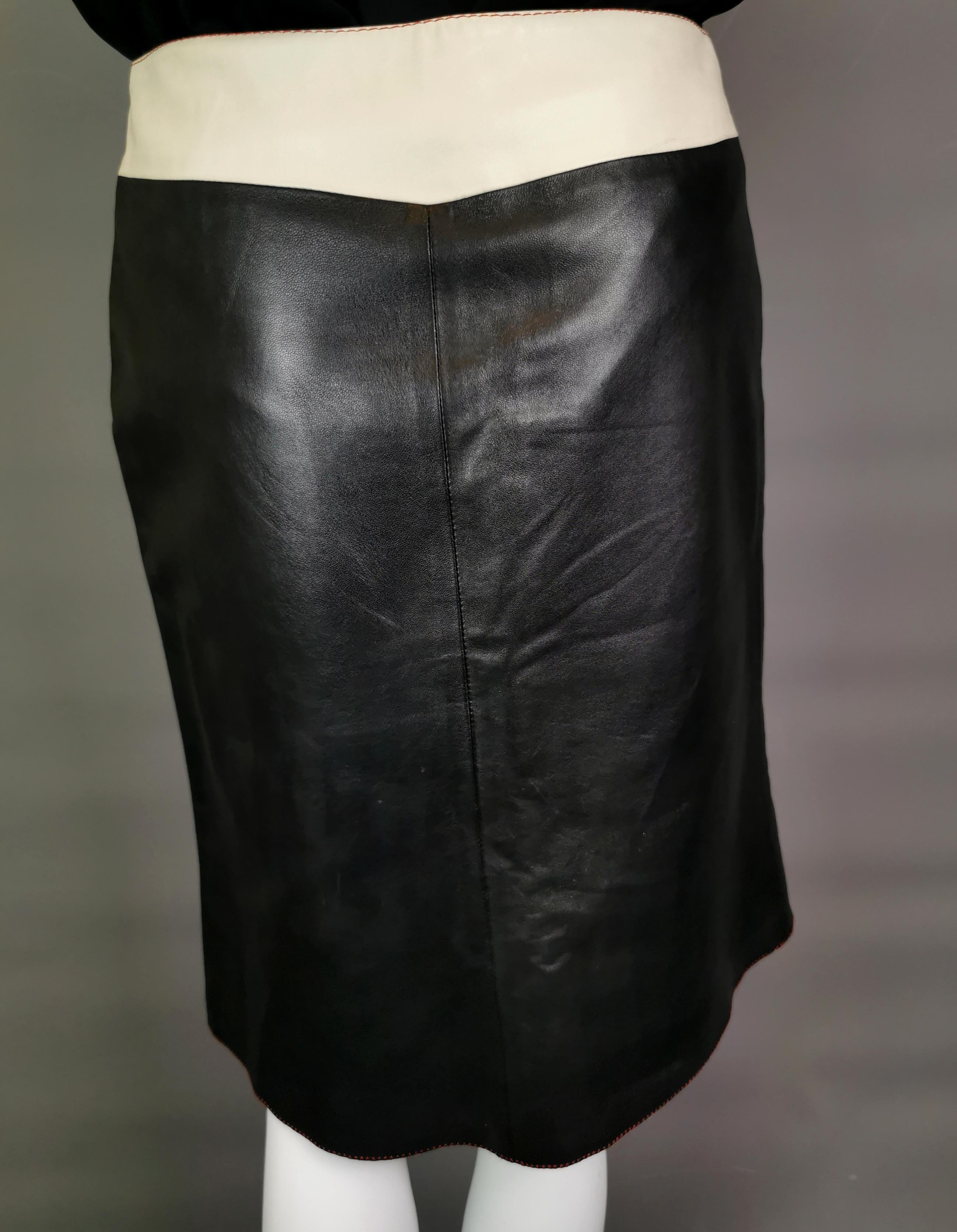 Falda midi de piel en contraste Miu Miu en venta 6