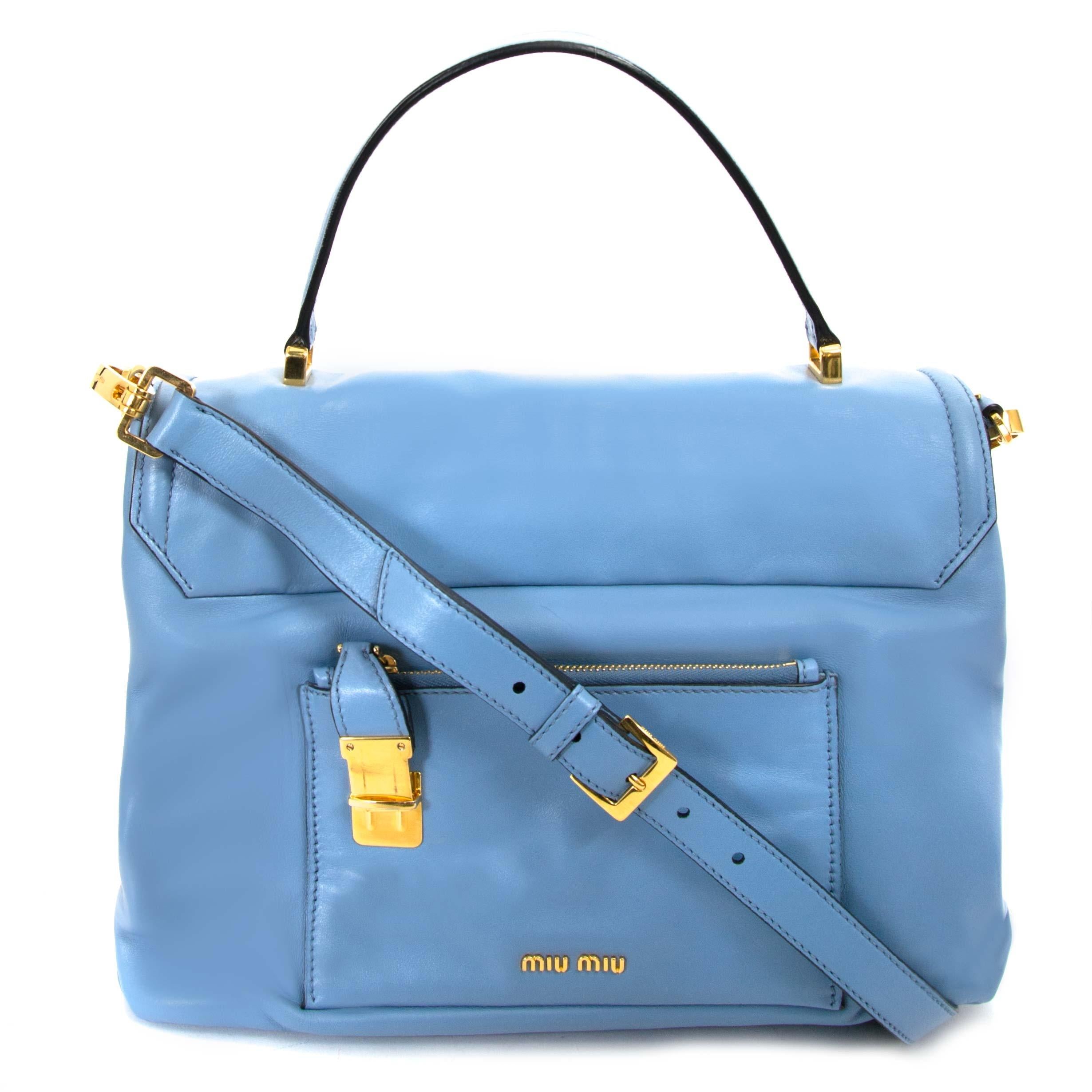 Excellent état

Sac à rabat convertible Vitello Soft Medium Miu

Ce magnifique sac Miu Miu est réalisé en cuir souple Vitello bleu et présente des détails dorés. 
Le sac est doté d'une poignée en cuir à boucle unique et d'une bandoulière en cuir