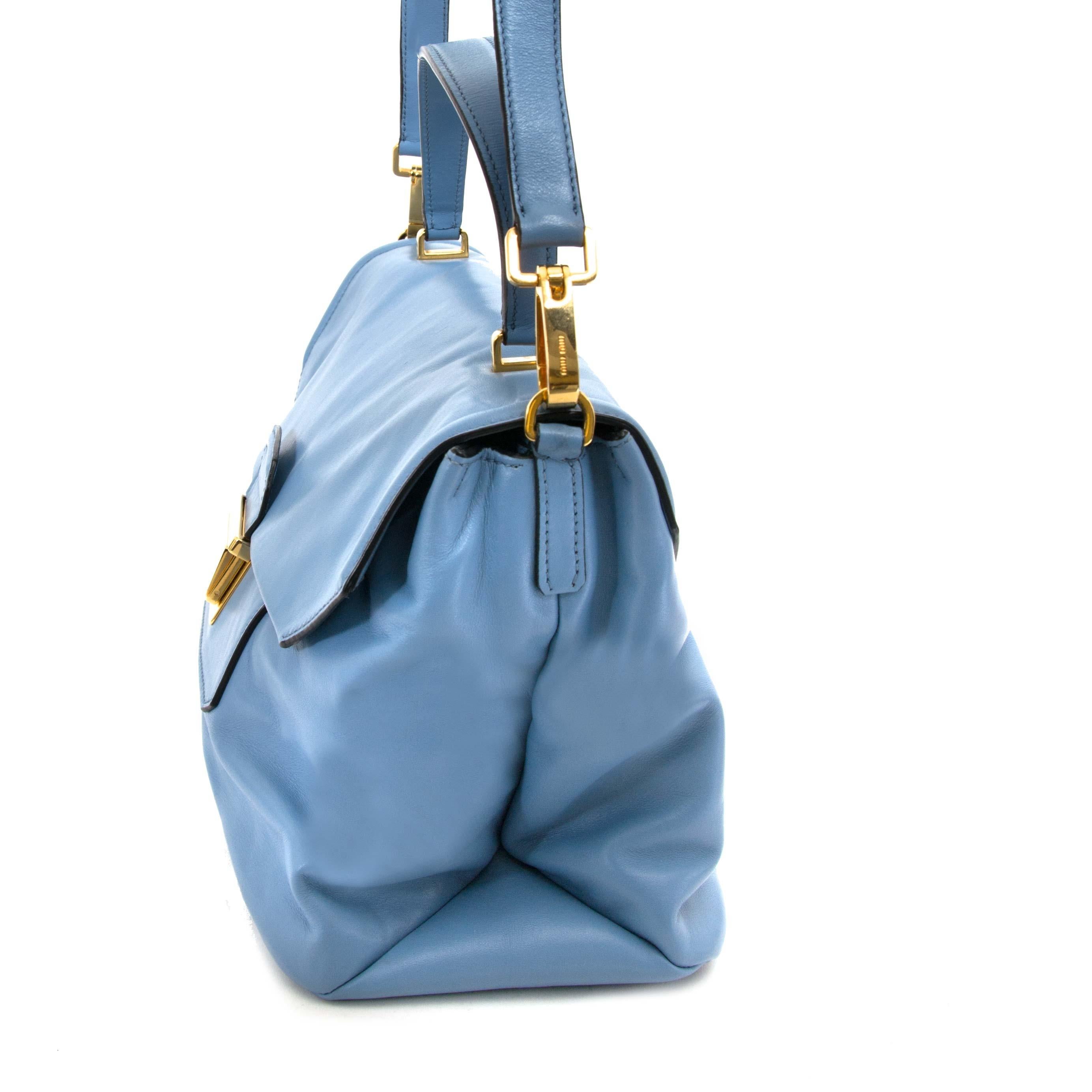 Sac à rabat convertible Vitello Soft Medium Miu Bon état à Antwerp, BE