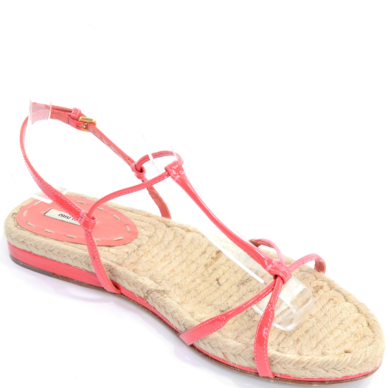 Miu - Sandales à lanières en cuir et paille tissée, couleur corail, taille 37	 Pour femmes en vente