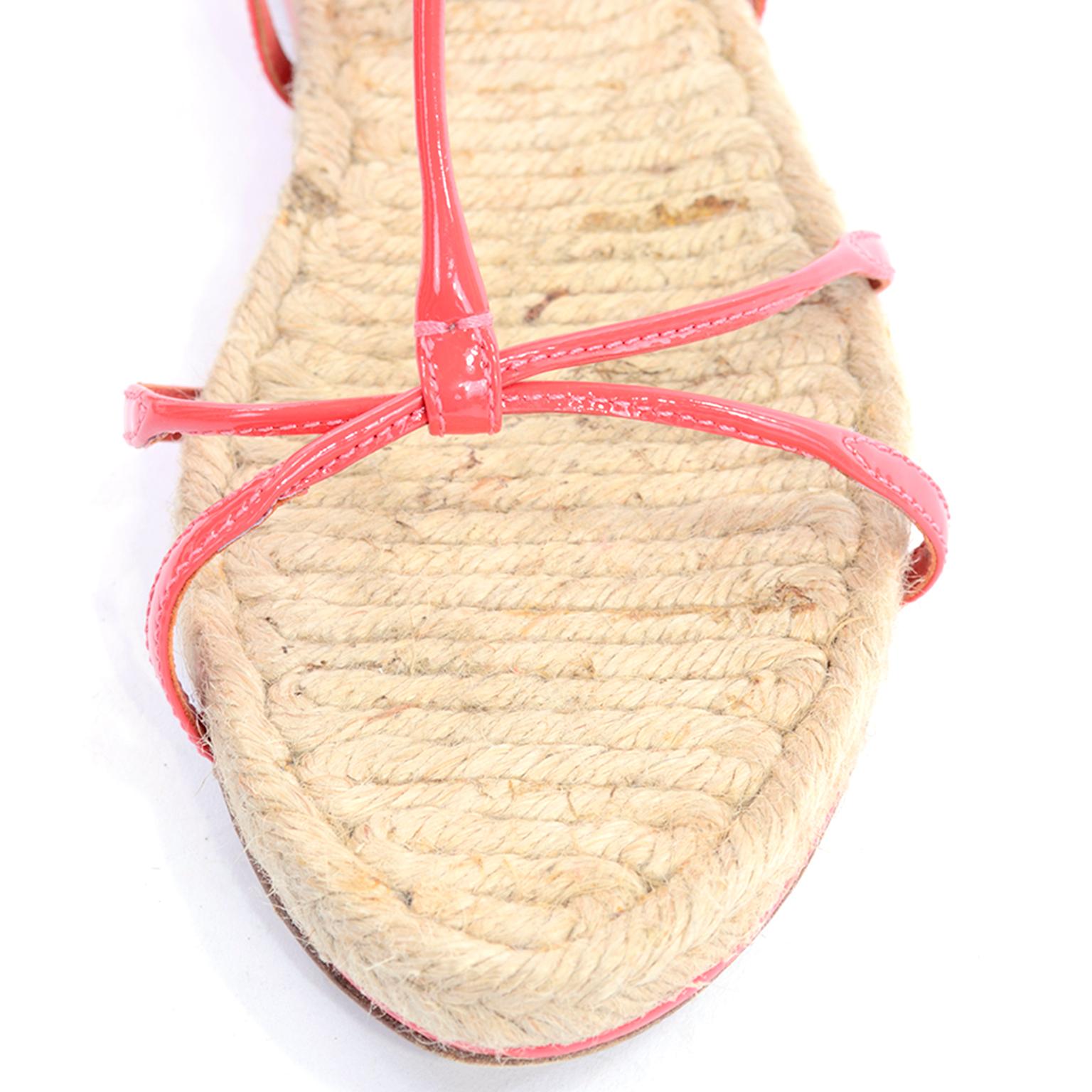 Miu Koralle Knöchelriemen Sandalen aus Leder & geflochtenem Stroh Größe 37	 im Angebot 2