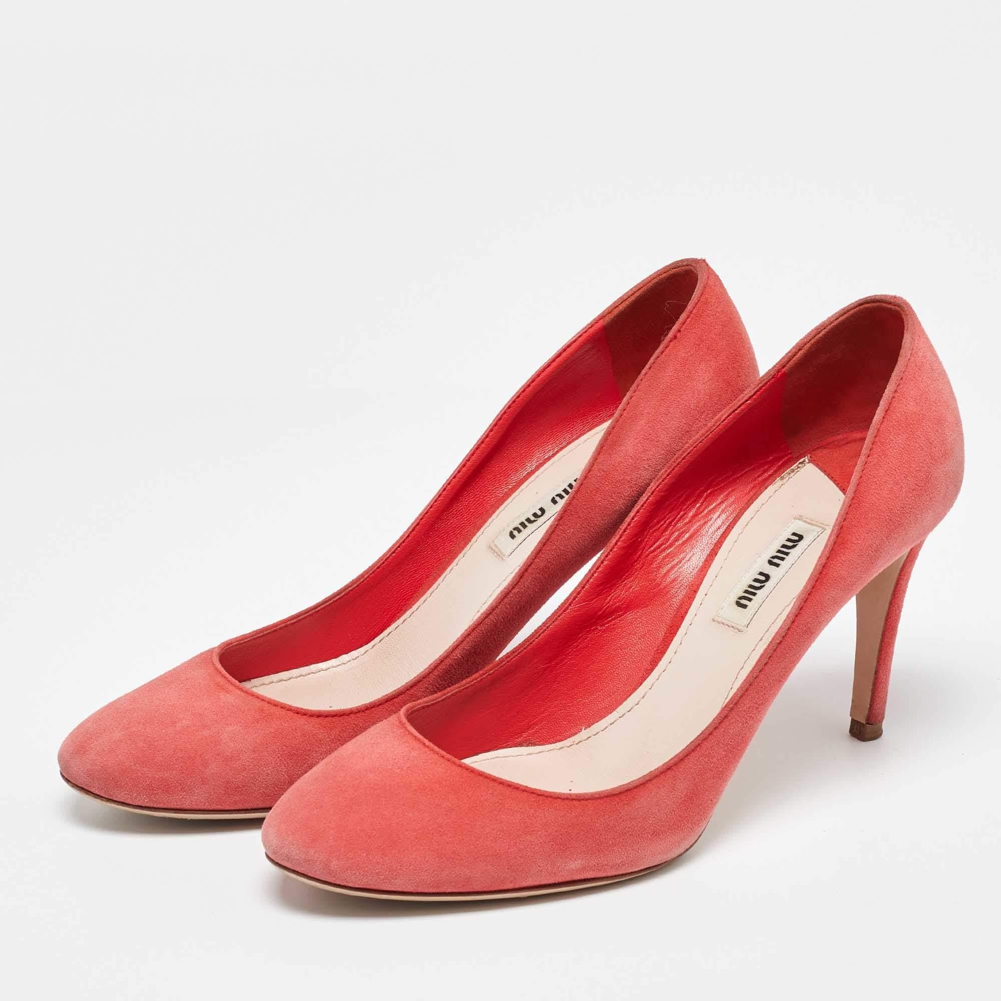 Exhibit an elegant style with this pair of pumps. These elegant shoes are crafted from quality materials. They are set on durable soles and sleek heels.