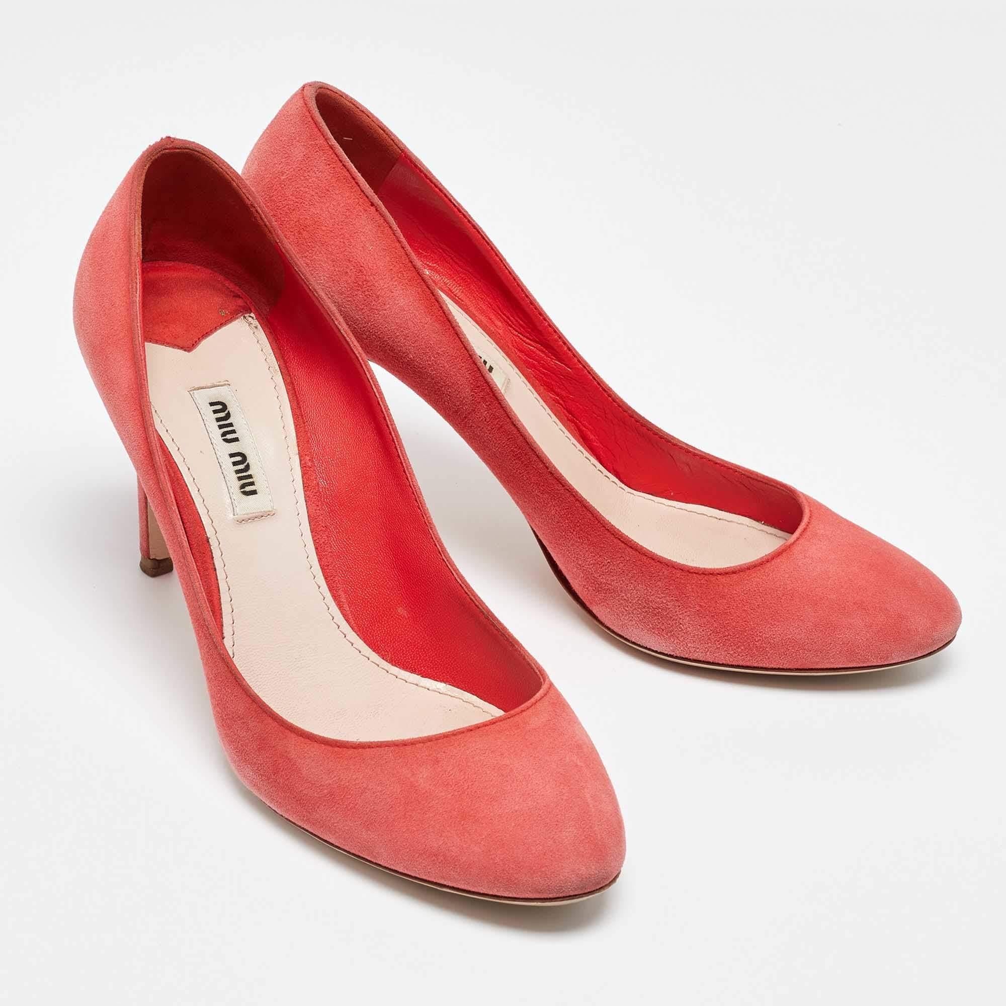 Miu Miu Coral Pink Suede Round Toe Pumps Size 37.5 In Fair Condition For Sale In Dubai, Al Qouz 2