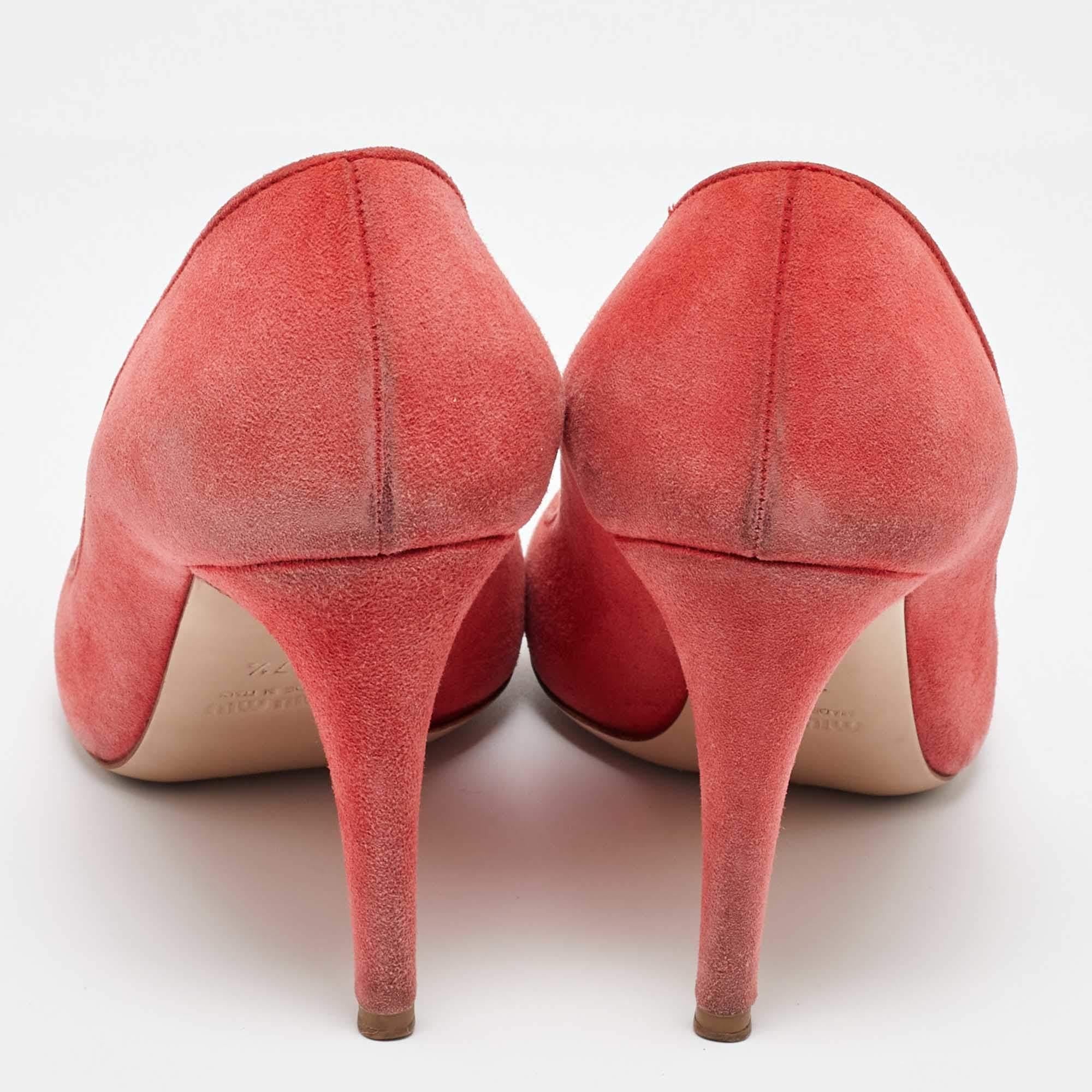 Women's Miu Miu Coral Pink Suede Round Toe Pumps Size 37.5 For Sale