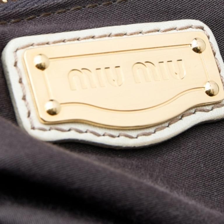 Sac à bandoulière en cuir crème de Miu Miu Pour femmes en vente