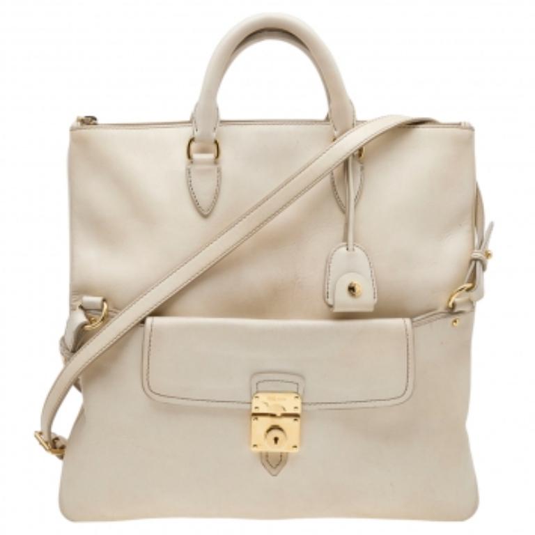 Sac à bandoulière en cuir crème de Miu Miu en vente 3