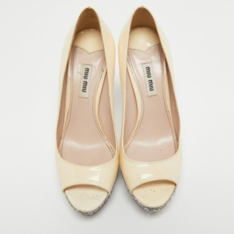 Miu Cremefarbene Plateau Pumps aus Lackleder & grobem Glitter mit Peep Toe Größe 36,5 (Beige) im Angebot