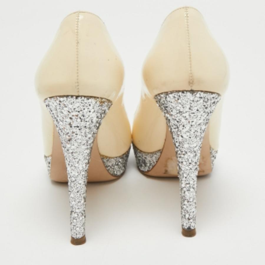Miu Cremefarbene Plateau Pumps aus Lackleder & grobem Glitter mit Peep Toe Größe 36,5 im Zustand „Gut“ im Angebot in Dubai, Al Qouz 2