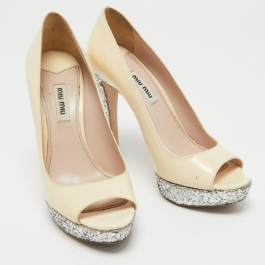 Miu Cremefarbene Plateau Pumps aus Lackleder & grobem Glitter mit Peep Toe Größe 36,5 Damen im Angebot