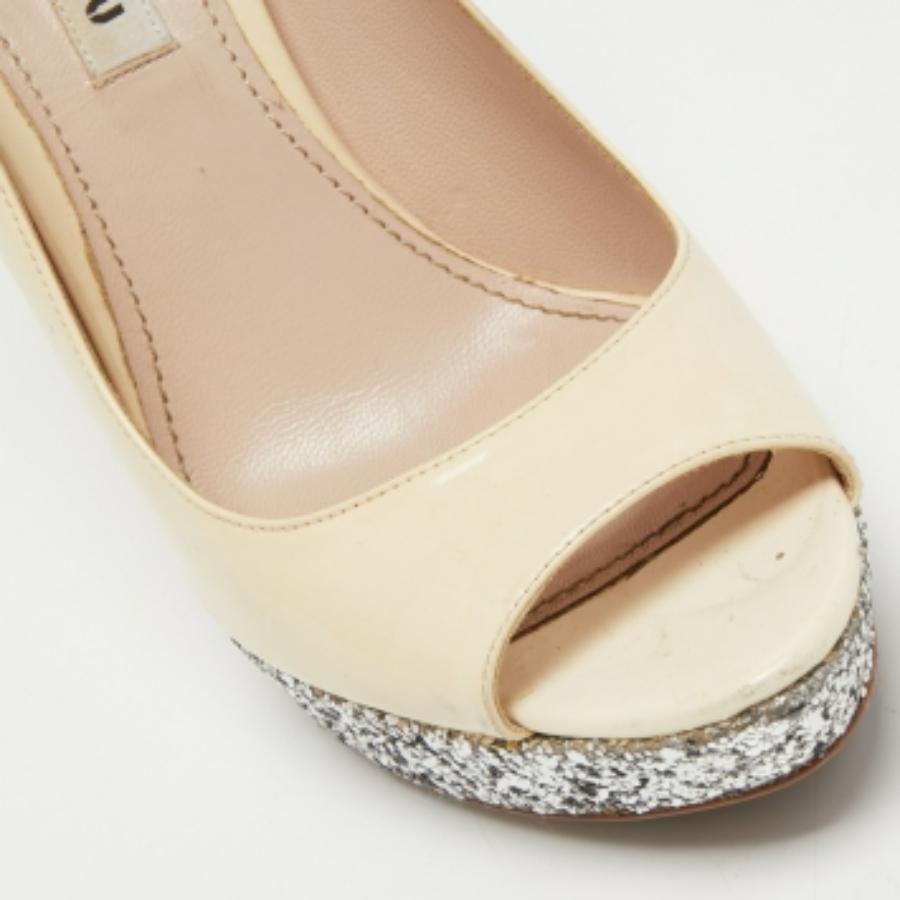 Miu Cremefarbene Plateau Pumps aus Lackleder & grobem Glitter mit Peep Toe Größe 36,5 im Angebot 1
