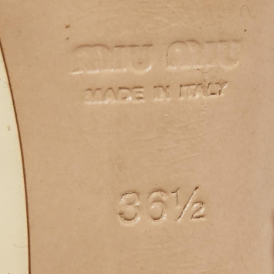 Miu Cremefarbene Plateau Pumps aus Lackleder & grobem Glitter mit Peep Toe Größe 36,5 im Angebot 4