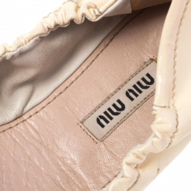Beige Miu Chaussures de ballet Scrunch en cuir verni crème ornées de cristaux, taille 36 en vente