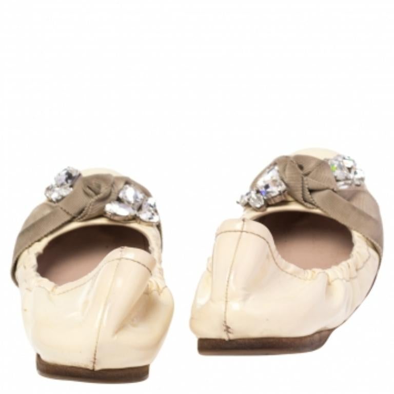 Miu Chaussures de ballet Scrunch en cuir verni crème ornées de cristaux, taille 36 Pour femmes en vente