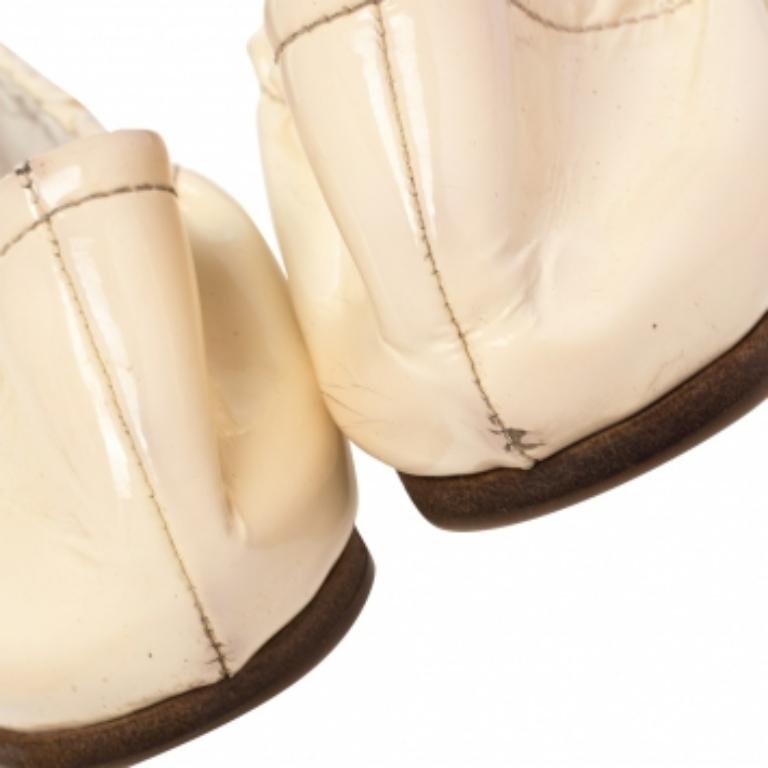 Miu Chaussures de ballet Scrunch en cuir verni crème ornées de cristaux, taille 36 en vente 1