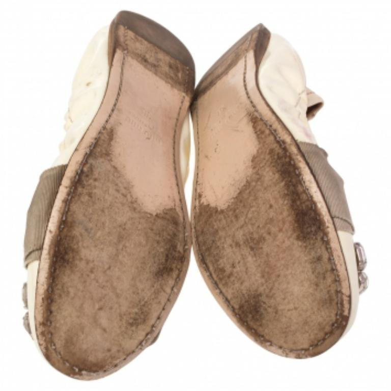 Miu Chaussures de ballet Scrunch en cuir verni crème ornées de cristaux, taille 36 en vente 2