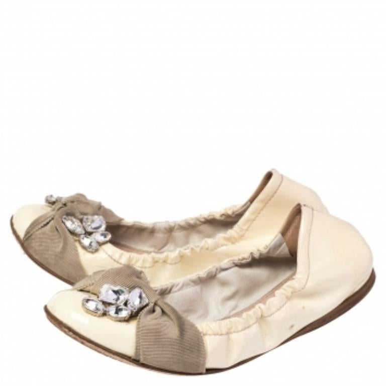 Miu Chaussures de ballet Scrunch en cuir verni crème ornées de cristaux, taille 36 en vente 3