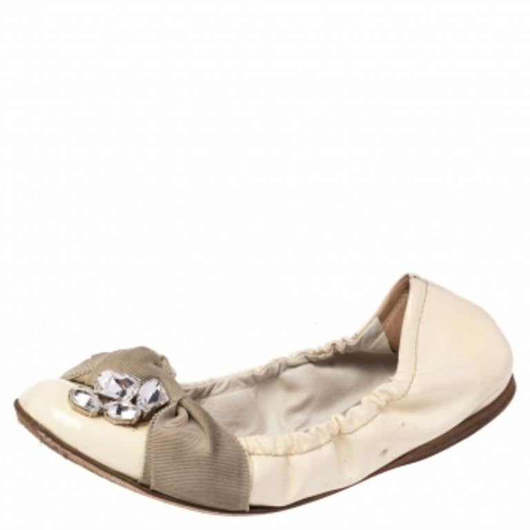Miu Chaussures de ballet Scrunch en cuir verni crème ornées de cristaux, taille 36 en vente 4