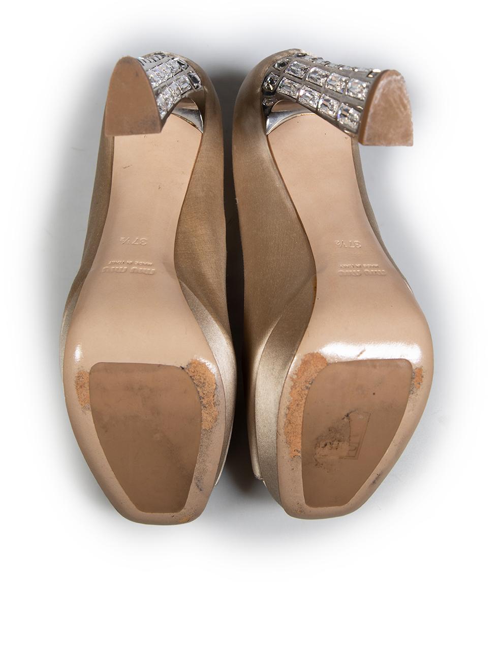 Tacones Miu Miu Crema Satén Cristal Adornado Talla IT 37.5 en Bueno estado para la venta en London, GB
