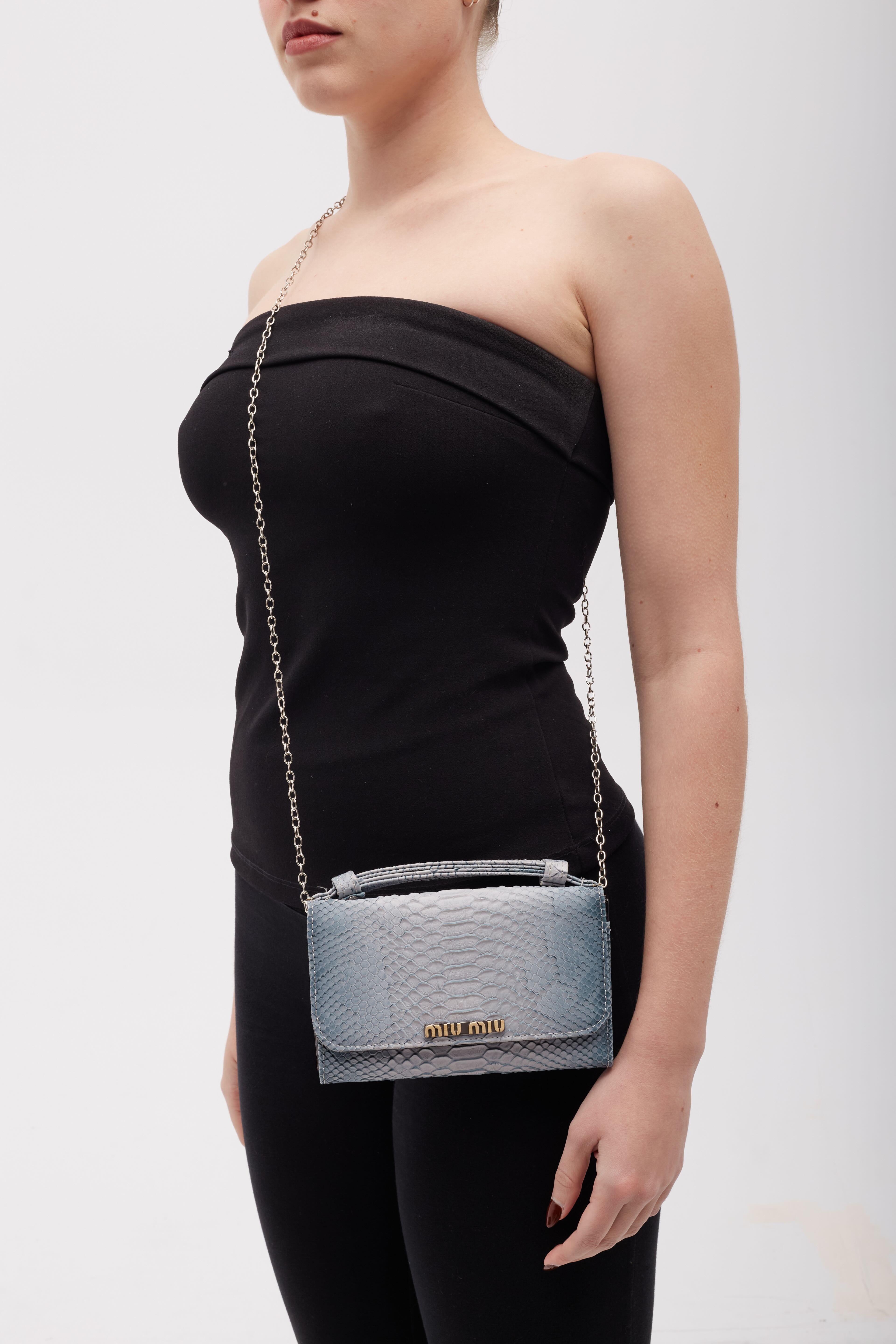 Color: blue
Material: leather with an embossed snakeskin finish
Comes with: generic dust bag & generic chain shoulder strap
Condition: Very good. Faint light scratches to leather
Made in Italy

Measurements~
Height 4