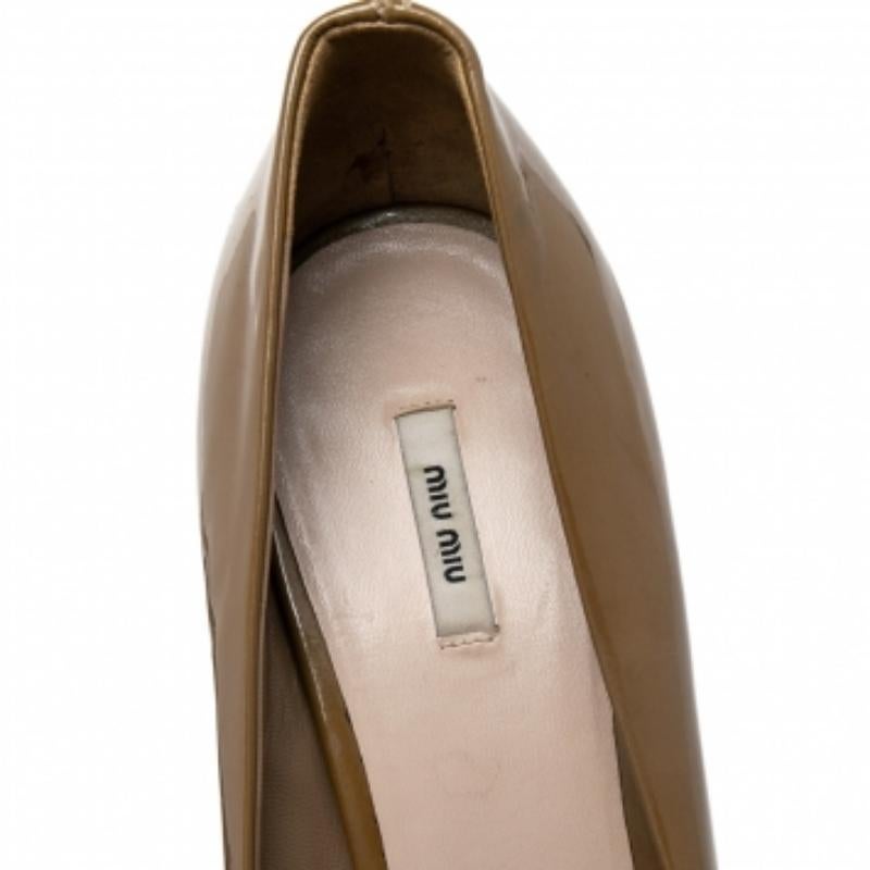 Beige Miu Miu Pumps Peep Toe in pelle verniciata beige scuro misura 39 in vendita