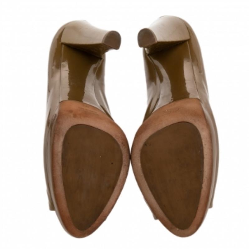 Miu Miu Pumps Peep Toe in pelle verniciata beige scuro misura 39 in vendita 1