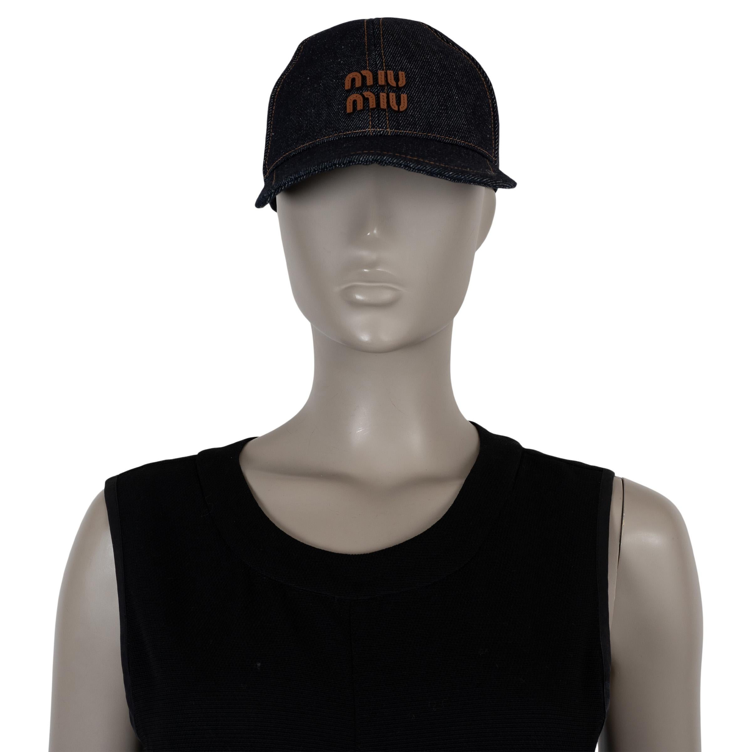 Questo cappellino da baseball Miu Miu, autentico al 100%, è realizzato in cotone denim blu scuro (100%) con una toppa in pelle marrone brandy e cuciture marroni a contrasto. Presenta una classica tesa curva e una cintura in pelle regolabile con