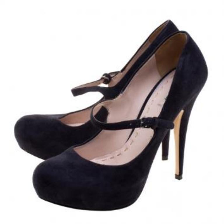 Ces escarpins Mary Jane de la maison Miu Miu sont réalisés avec brio en daim bleu foncé et dotés d'une boucle argentée. Il est doté d'un bout arrondi et de talons élégants et confortables, ce qui en fait un choix idéal pour les longues journées. À
