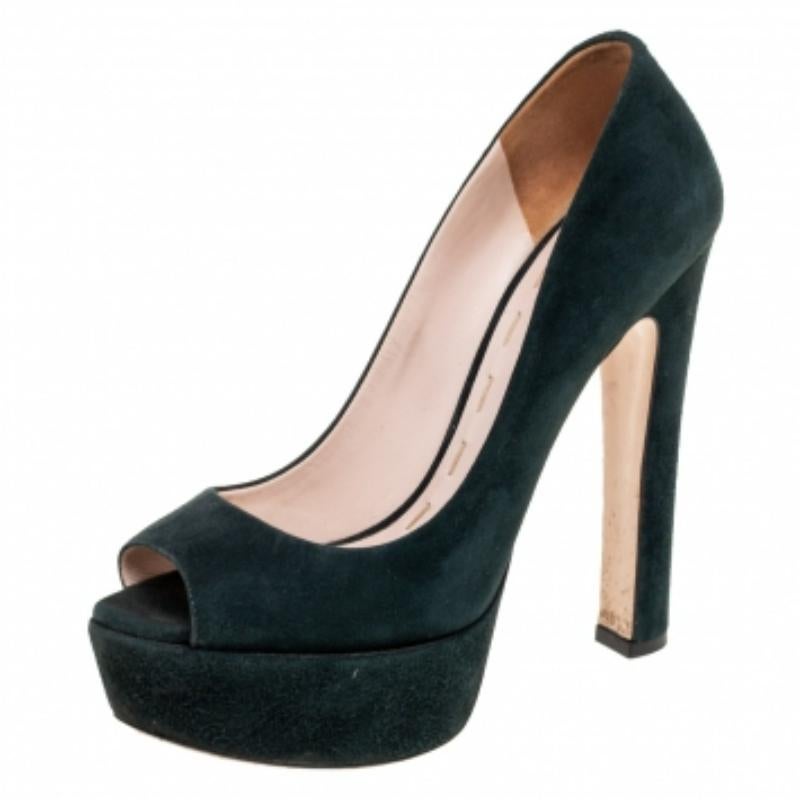 If you like to move in style, then this pair of Miu Miu pumps is an ideal choice for you. These dark green shoes have been rendered from suede and feature peep toes, platforms, and leather-lined insoles. Balanced on 14 cm heels, they'll enhance any