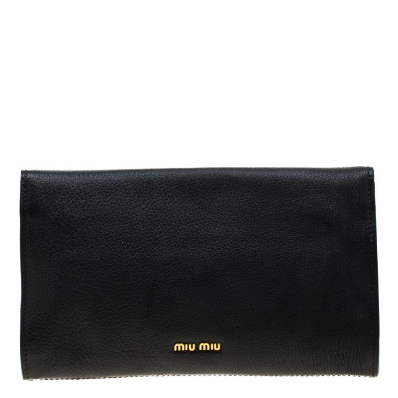 This clutch from Miu Miu has a structured shape and it flaunts gold-tone hardware. Crafted from leather it features a front flap that leads to a suede lined interior. The perfectly sized interior has two slip pockets and one zip
