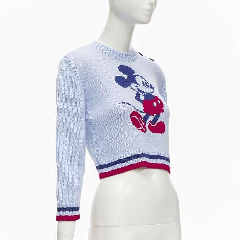 MIU MIU DISNEY Mickey Mouse powder blue red cropped sweater IT38 XS
Reference: AAWC/A00224
Brand: Miu Miu
Designer: Miuccia Prada
Collection: Disney
Material: Virgin Wool
Color: Blue, Red
Pattern: Disney
Closure: Button
Extra Details: Ribbed edges.