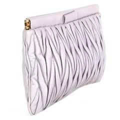 MIU MIU MIU Taubengraue Matelasse gesteppte Clutch aus Leder