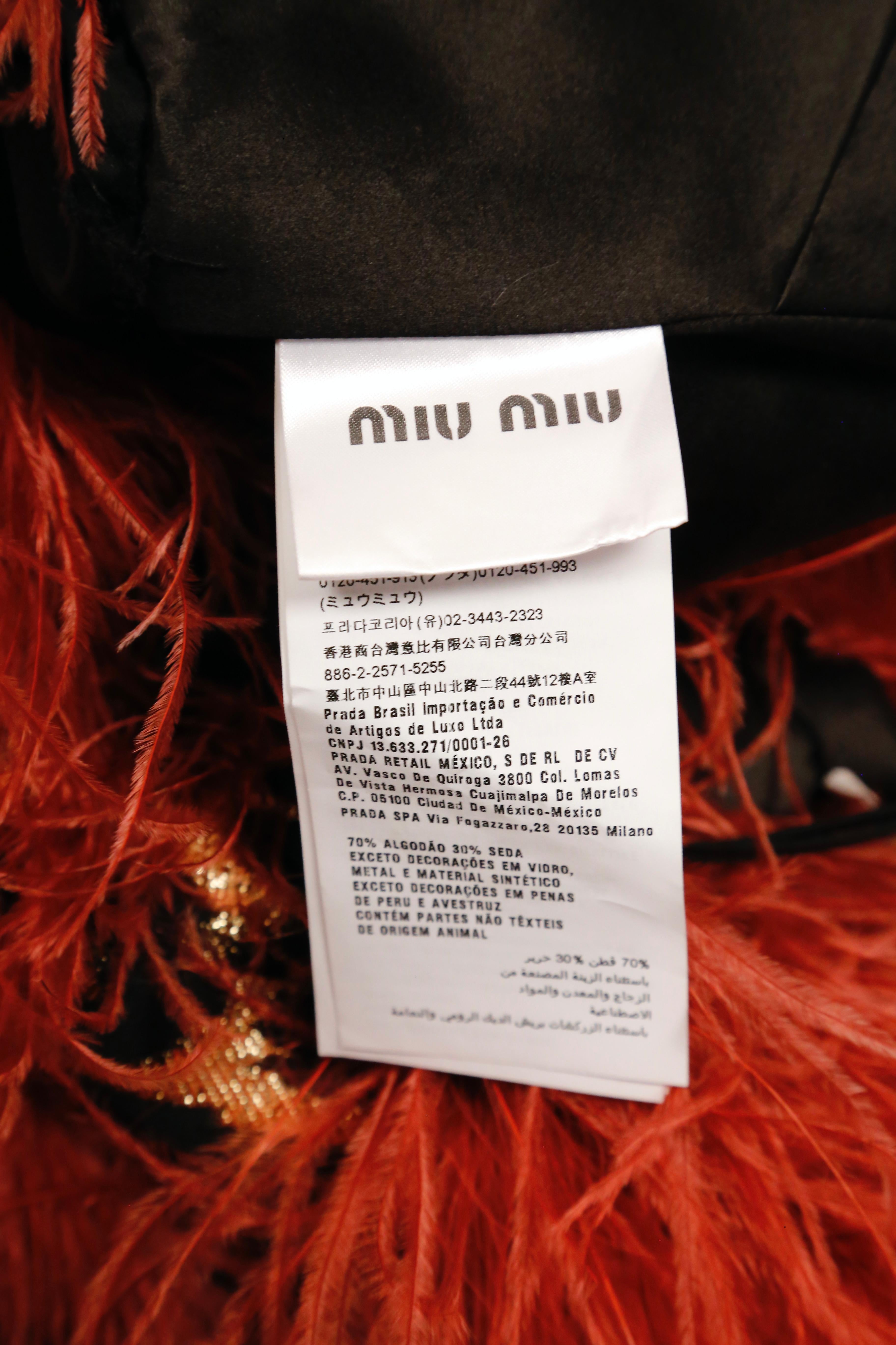 MIU MIU Duchesse-Laufstegkleid aus Satin mit perlenbesetztem Träger im Angebot 7