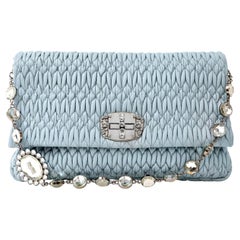 Miu Miu Staubblaue Iconic Crystal Cloquè Große Tasche mit silberner Hardware