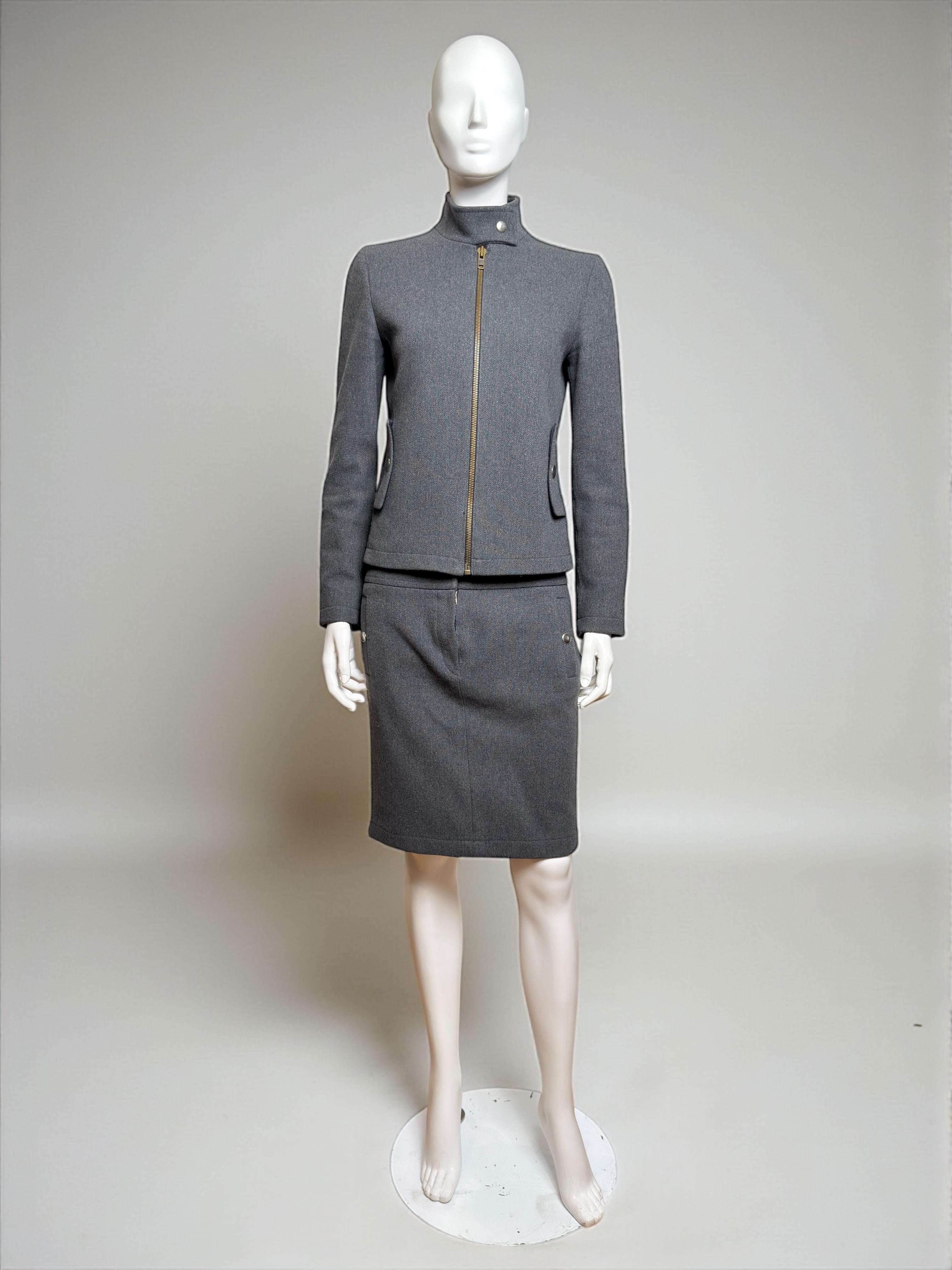 Excellent condition
From the fall winter 1999 collection
Size 42IT for the Jacket and 44IT for the skirt

Jacket : Shoulders : 40cm ; Chest : 44cm ; Sleeves : 56cm ; Length : 55cm
Skirt : Waist : 39cm ; Length : 47cm