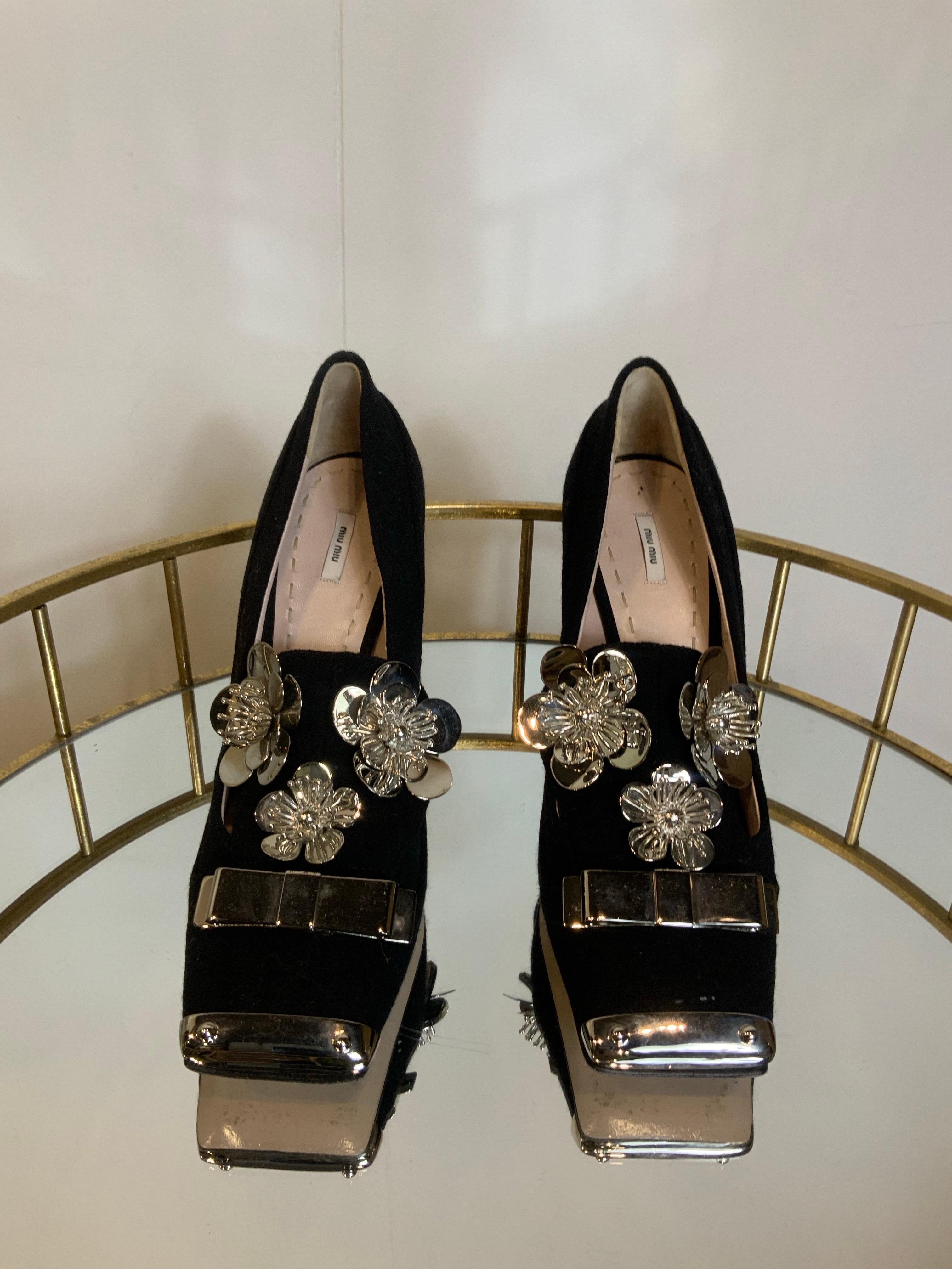 Bombas Miu Miu Otoño 2010 flor negra en Excelente estado para la venta en Carnate, IT