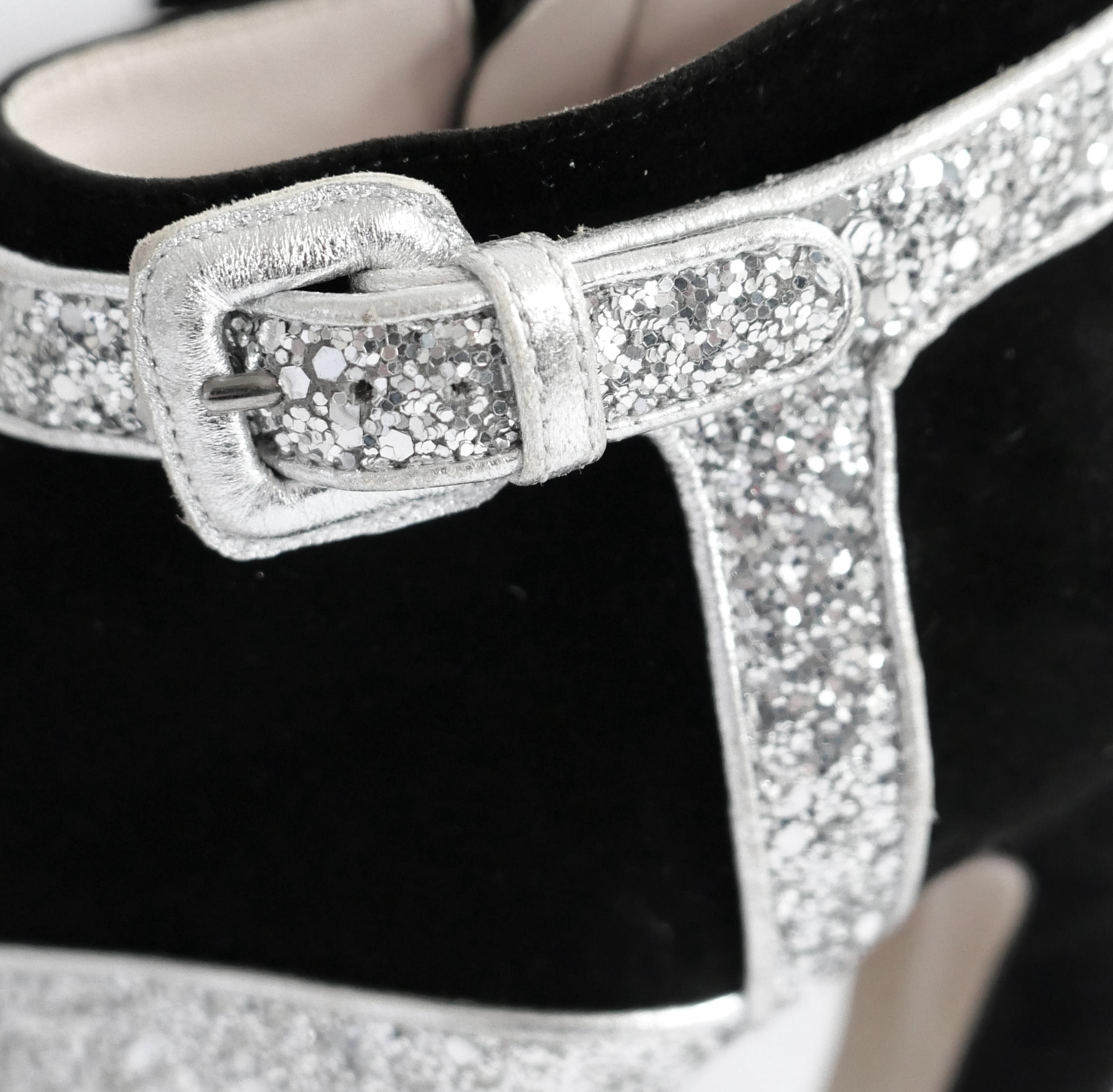 Ikonische Miu Miu Glitzerstiefeletten aus der Herbstkollektion 2011. Sie sind aus glattem schwarzem Wildleder und silbernem Glitzerstoff gefertigt, haben eine offene Zehenpartie, Reißverschlüsse an den Innenseiten und die charakteristischen