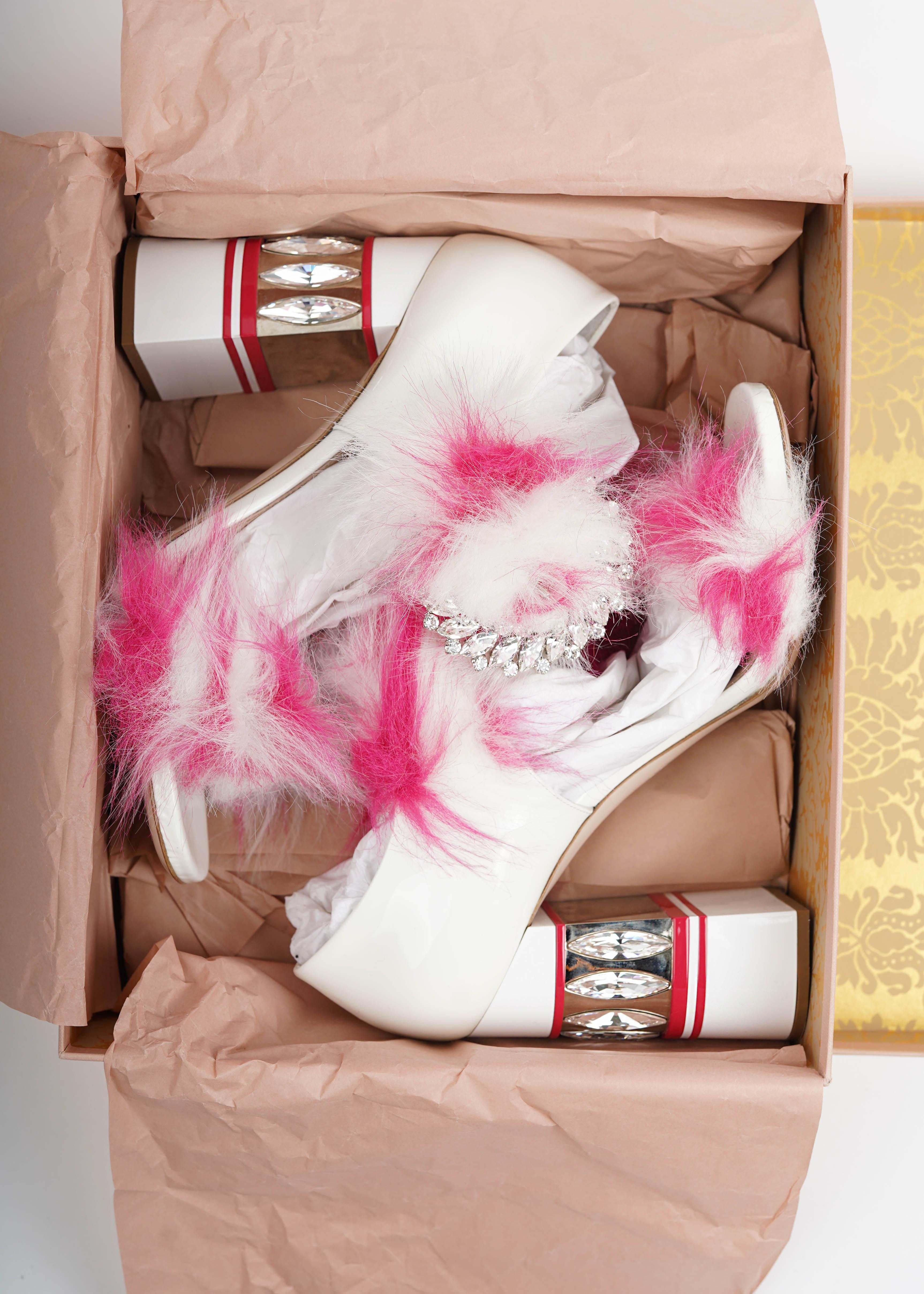 Miu Miu Fall/Winter 2017 Pink & White Faux Fur Crystal-Heel Sandals - Size 41 (Sandales à talon en fausse fourrure) Pour femmes en vente