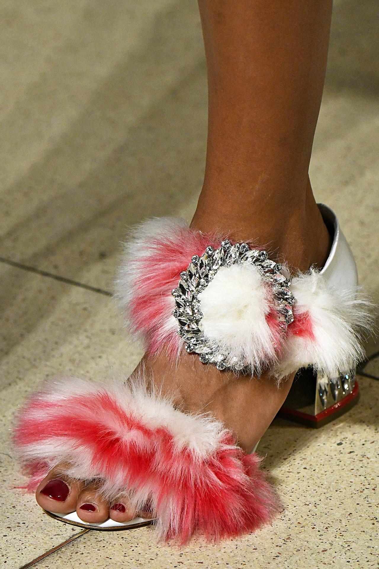 Miu Miu Fall/Winter 2017 Pink & White Faux Fur Crystal-Heel Sandals - Size 41 (Sandales à talon en fausse fourrure) en vente 2