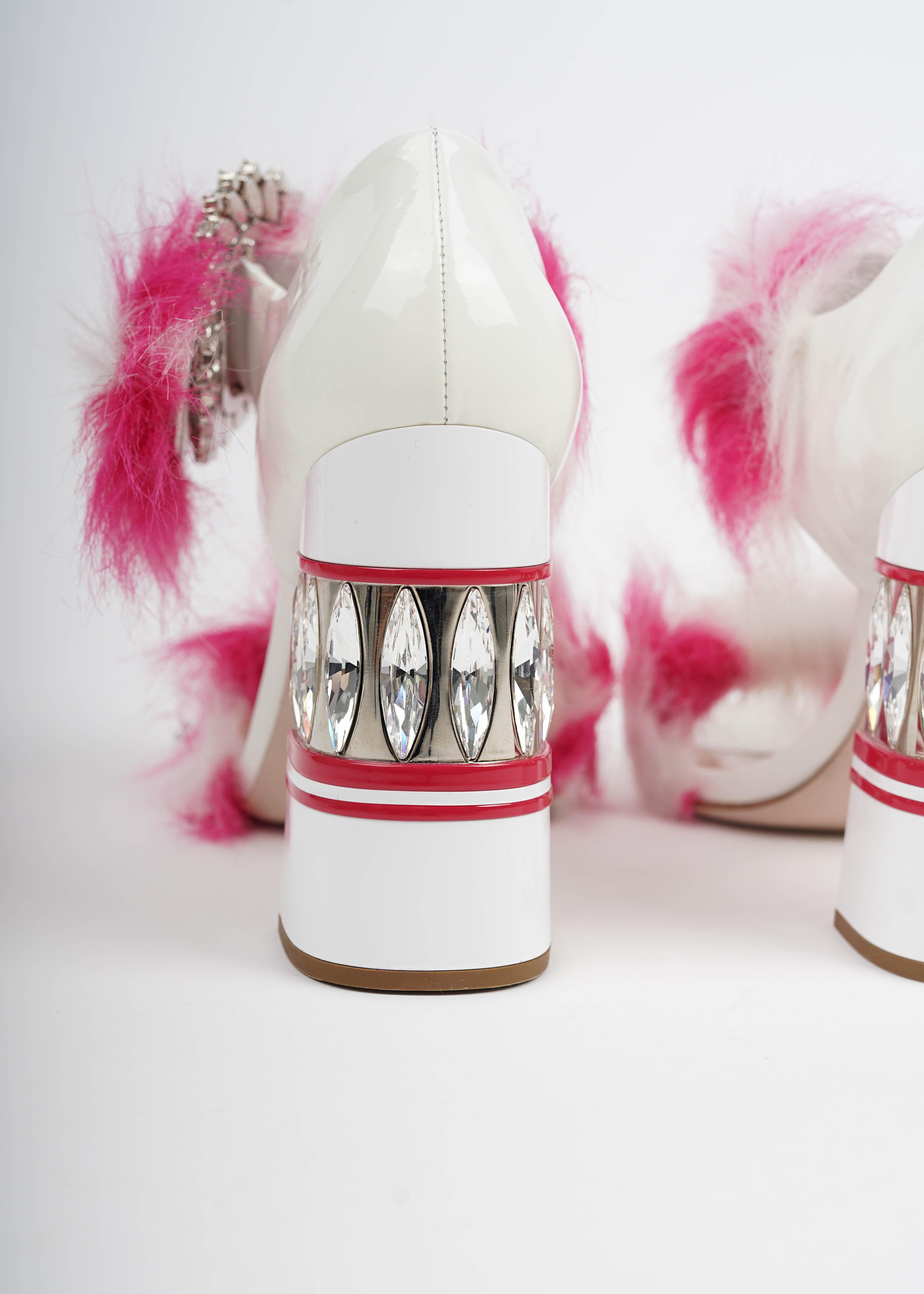 Miu Miu Fall/Winter 2017 Pink & White Faux Fur Crystal-Heel Sandals - Size 41 (Sandales à talon en fausse fourrure) en vente 3
