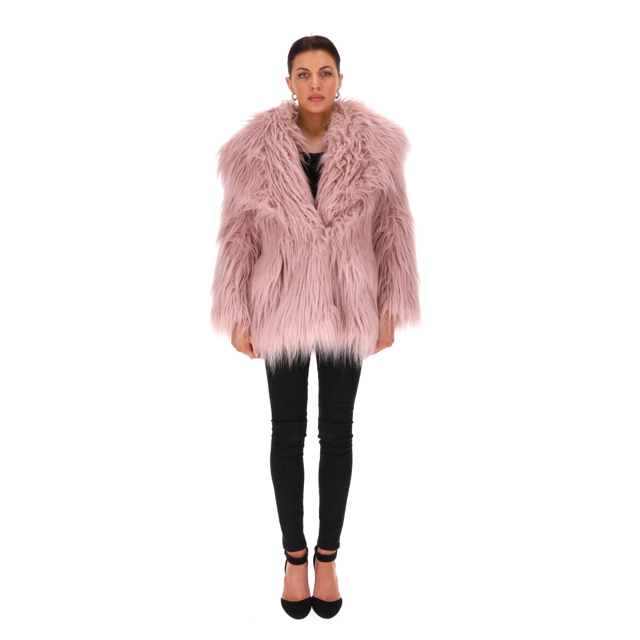 Coates in pelliccia sintetica Miu Miu

Cappotto in pelliccia sintetica rosa polveroso dalla vestibilità oversize.

Caratterizzato da colletto ampio e chiusura con gancio nascosto lungo il centro.

Prezzo di listino circa 2,200 euro

Taglia -