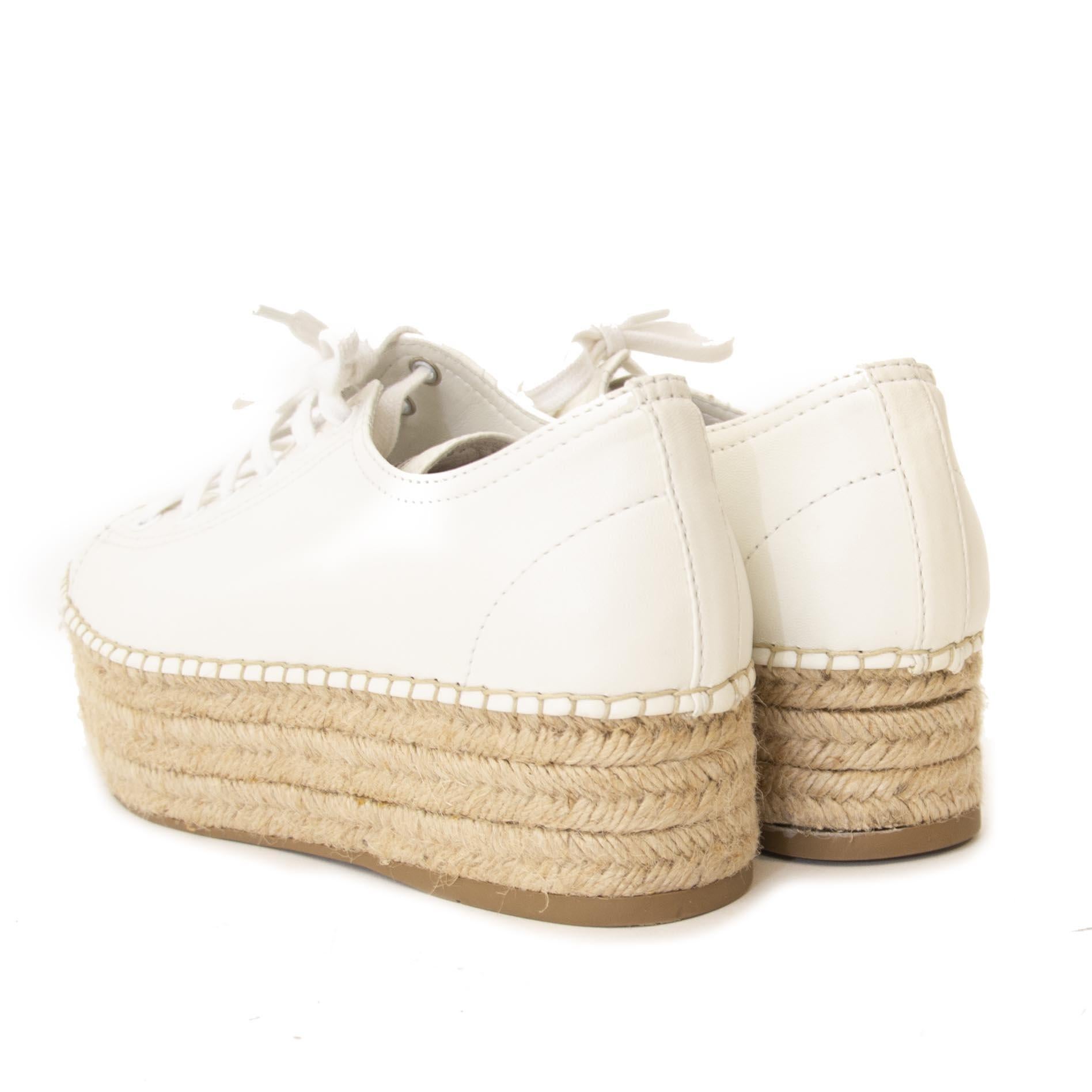 NEW

Miu Miu Flatform Espadrille Shoes - size 39

The perfect shoe for those who don't want to choose between style and comfort: these Miu Miu Flatform Espadrille sneakers are everything you need for Spring and Summer.

Pair these with your denim