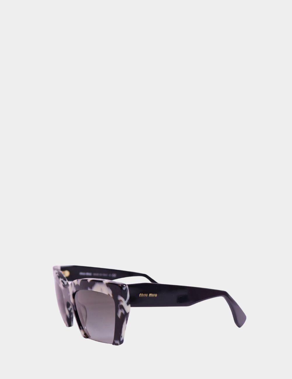 Ajoutez une touche de glamour avant-gardiste à votre look avec ces lunettes de soleil Miu Miu à monture carrée. Dotées de montures géométriques surdimensionnées et d'un imprimé marbre monochrome saisissant, ces lunettes sont la fusion parfaite d'un