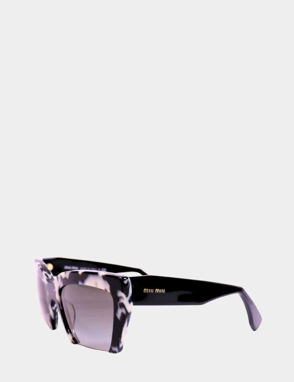Miu Miu Gafas de sol cuadradas con estampado de mármol blanco y negro

Atrevidas, vanguardistas e innegablemente elegantes, estas gafas de sol con estampado de mármol de Miu Miu son un accesorio llamativo que realza al instante cualquier look. Con