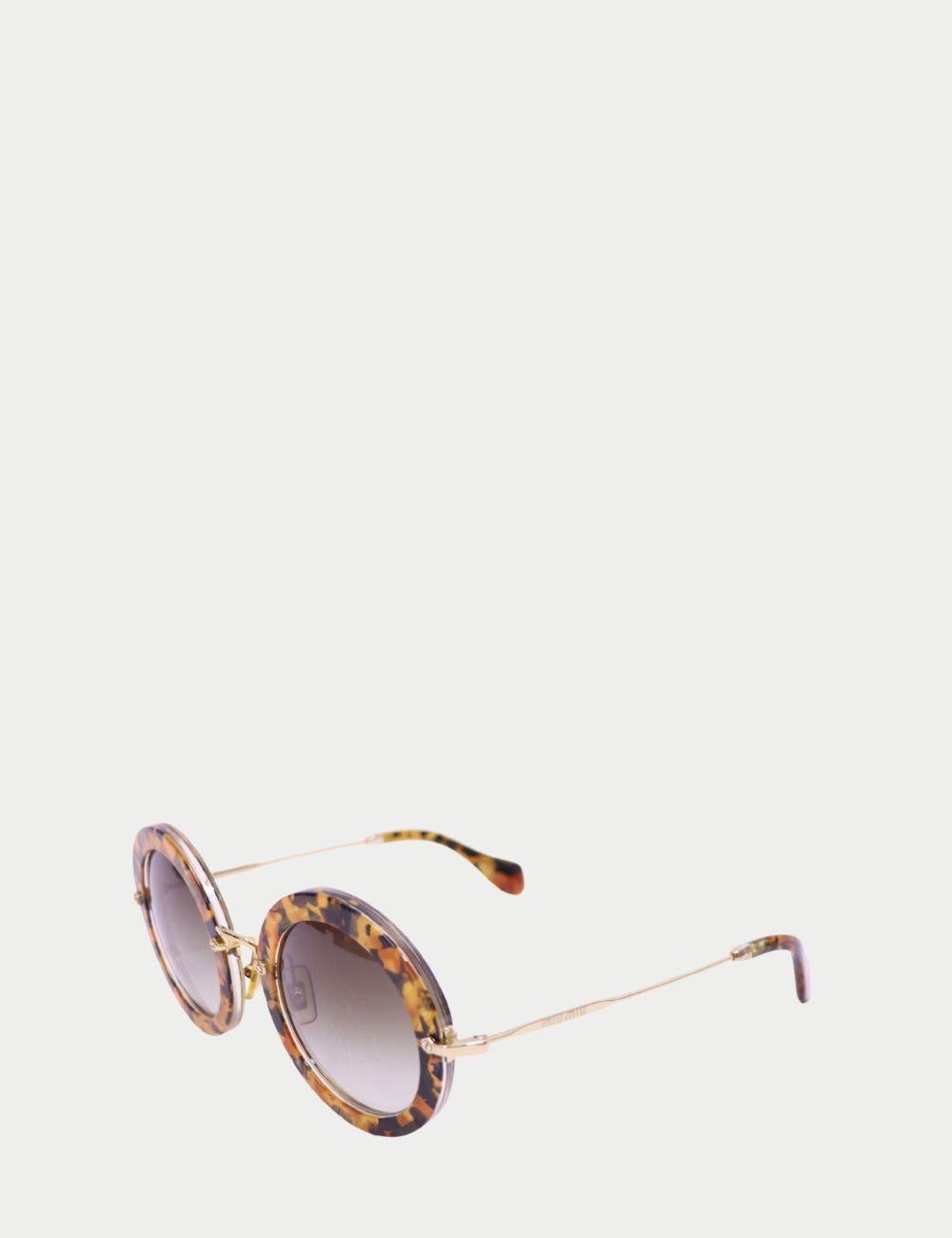 Miu Miu Gafas de sol redondas de carey con patillas doradas

Adéntrate en el glamour retro con estas gafas de sol Miu Miu de montura redonda, con atrevidos bordes de acetato de carey y elegantes patillas de metal dorado. La silueta circular