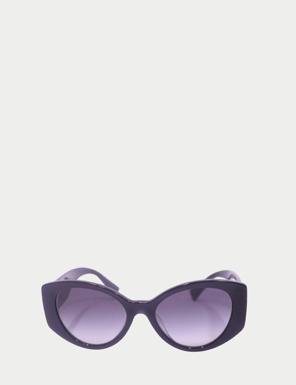 Miu Miu Oversized Black Acetate Sunglasses with Logo Arms

Make a bold style statement with these Miu Miu oversized sunglasses. Crafted from high-quality black acetate, these fashion-forward frames feature a sleek cat-eye silhouette and thick