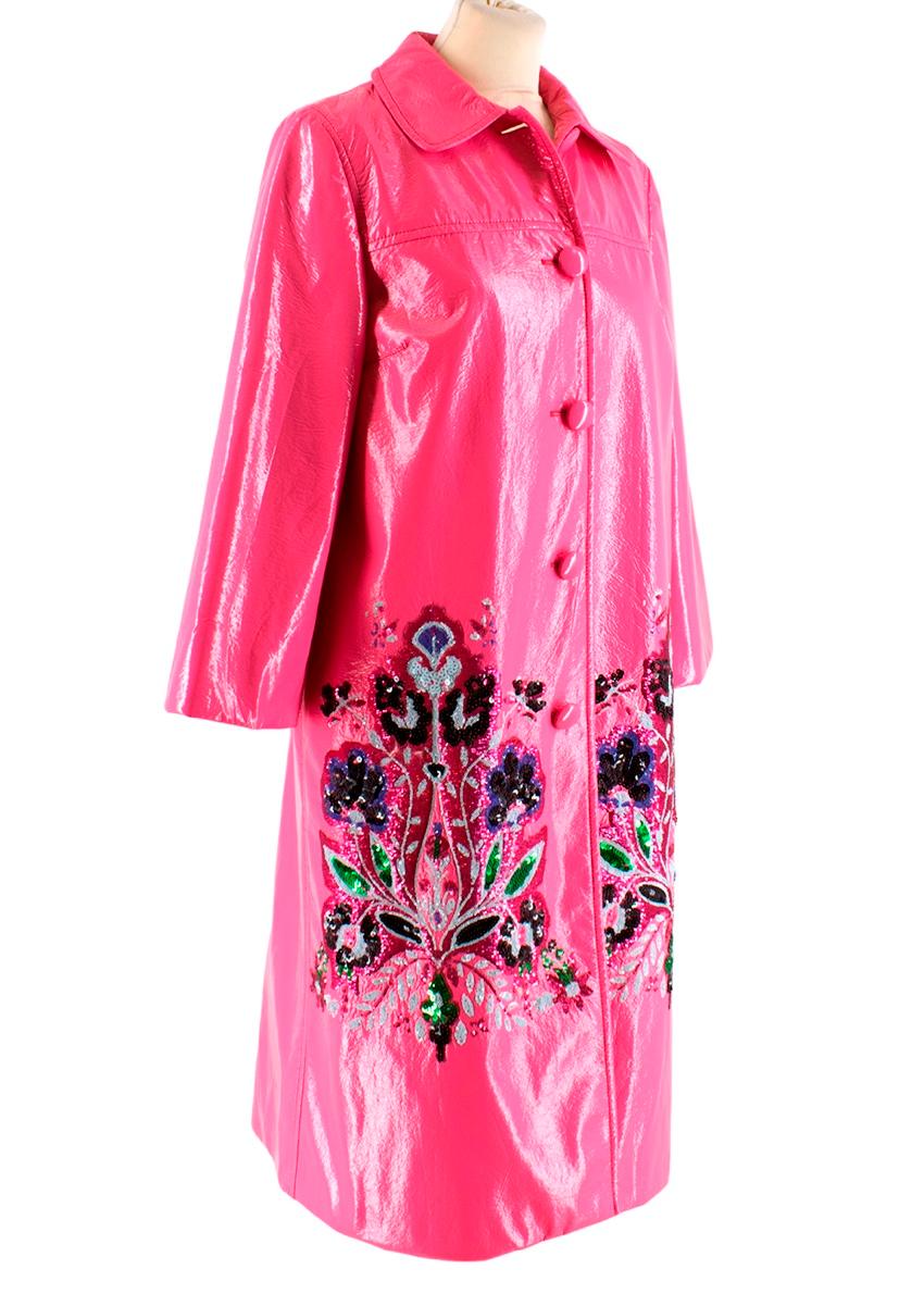 Miu Miu Fuchsia verschönert glänzender Lackmantel

- Pailletten-Applikation mit Blumenmuster 
- Knopf-Verschluss
- Abgerundeter Kragen
- Leichtes Gewicht
- Vollständig gefüttert
- Mittellange Länge

Hergestellt in Italien

Nur professionelle