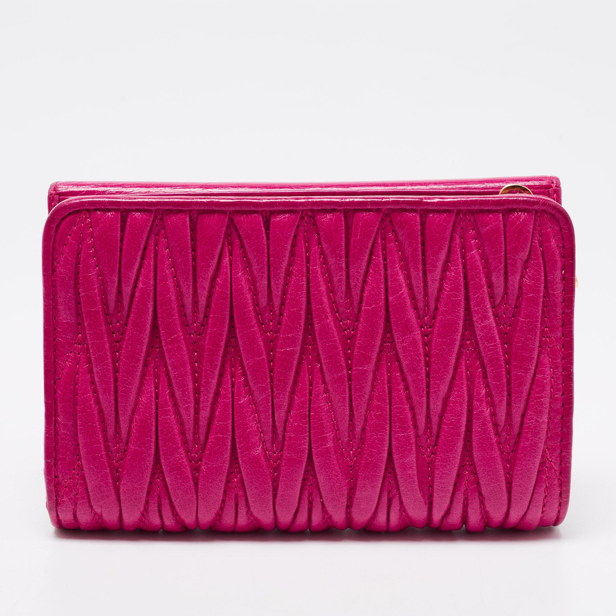The compact design of this Miu Miu wallet makes it easy to carry around. Crafted from matelassé, it features an attractive fuchsia shade and it gets a luxe update with the brand signature on the front. Lined with leather and nylon, its interior is